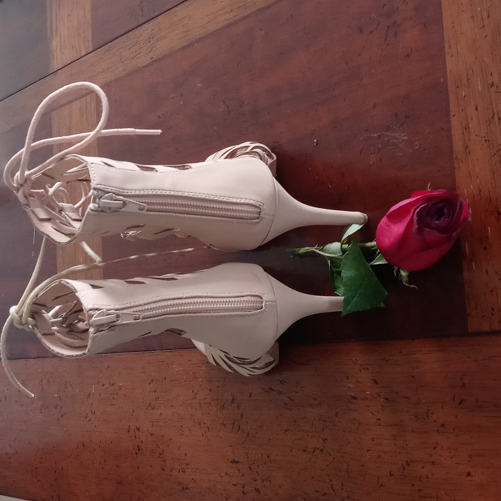 Charlotte Russe size 7 and half cream in color like new - Picture 4 of 4